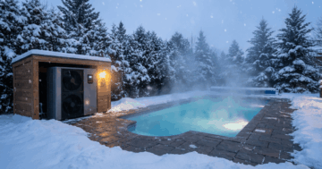 Pool im Winter beheizen - dampfender Außenpool im Schnee mit Wärmepumpe und Winterlandschaft
